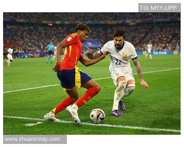 小眼睛足球明星的成长之路与辉煌成就揭秘